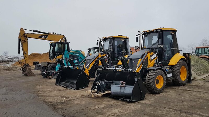 A géppark másik nézetből: CAT forgókotró, minikotró és két JCB kotró-rakodó homlokrakodó kanállal, télies telephelyen
