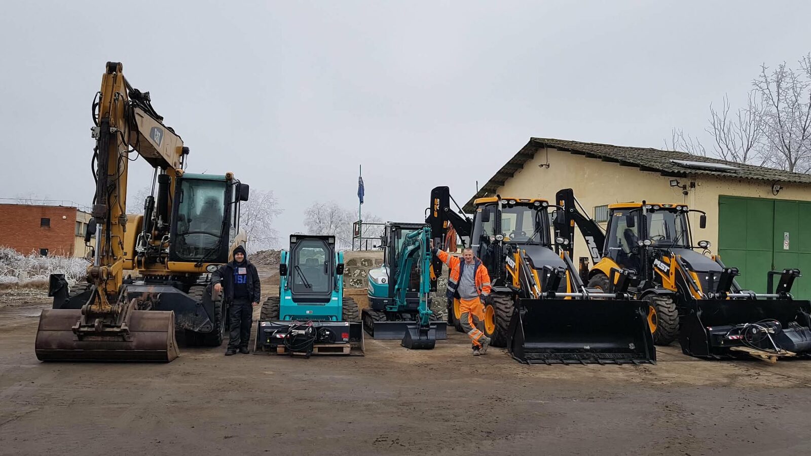 A cég gépparkja felsorakoztatva: CAT forgókotró, kompakt rakodó, két minikotró és két JCB kotró-rakodó a telephelyen